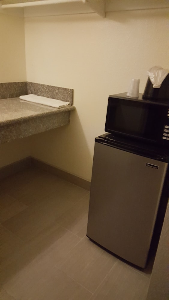 Best Economy Inn n Suites - photo 24