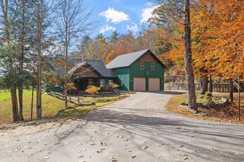 RiverNest 1700 feet of Private Frontage on the Pemi River 25 Acres Sleeps 16 Close to Golf Skiing Hiking — hotel in Campton