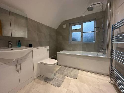 Spacious 3 Bed House with Parking and Garden