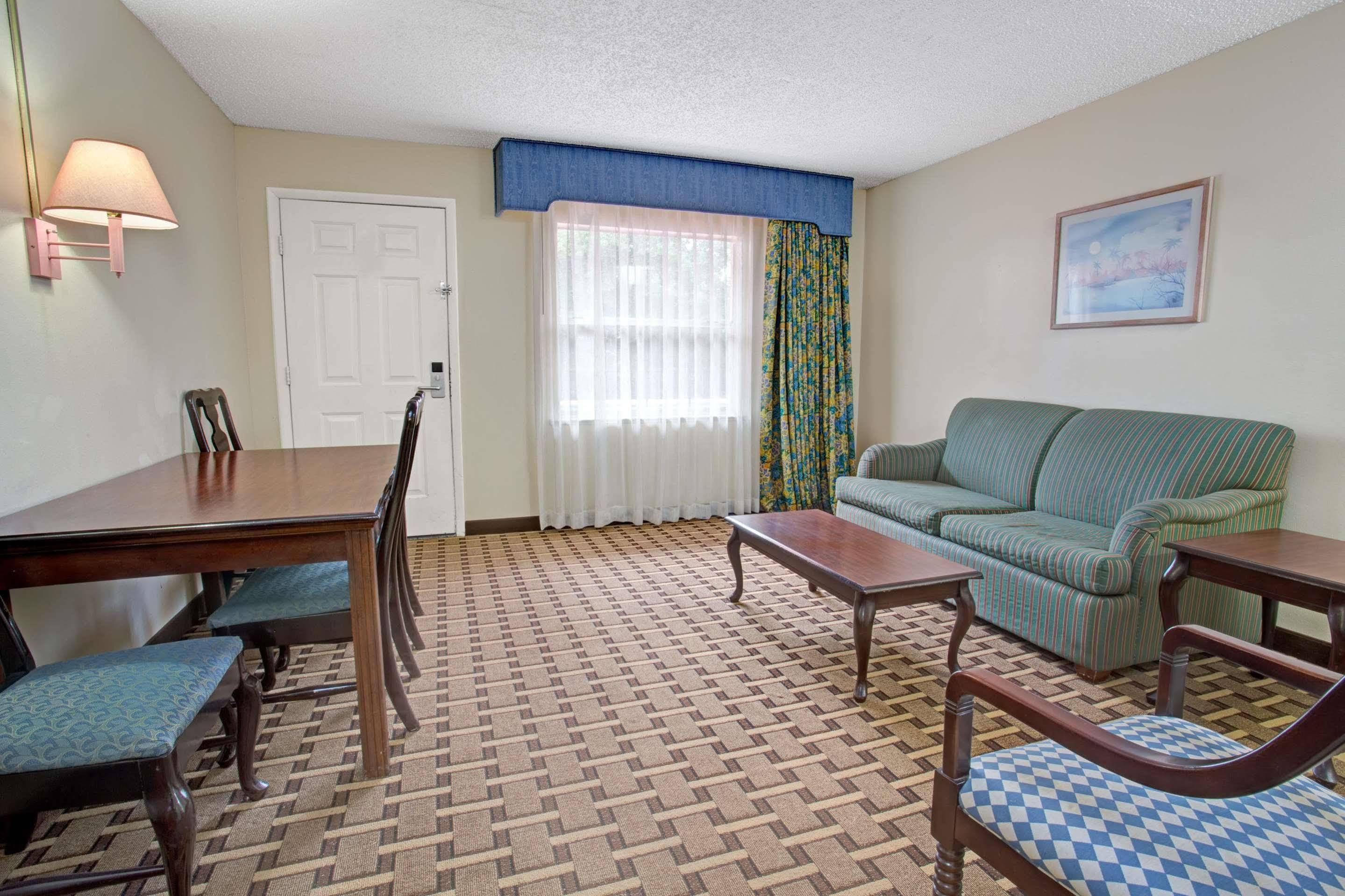 Howard Johnson by Wyndham Lake Front Park Kissimmee - photo 12