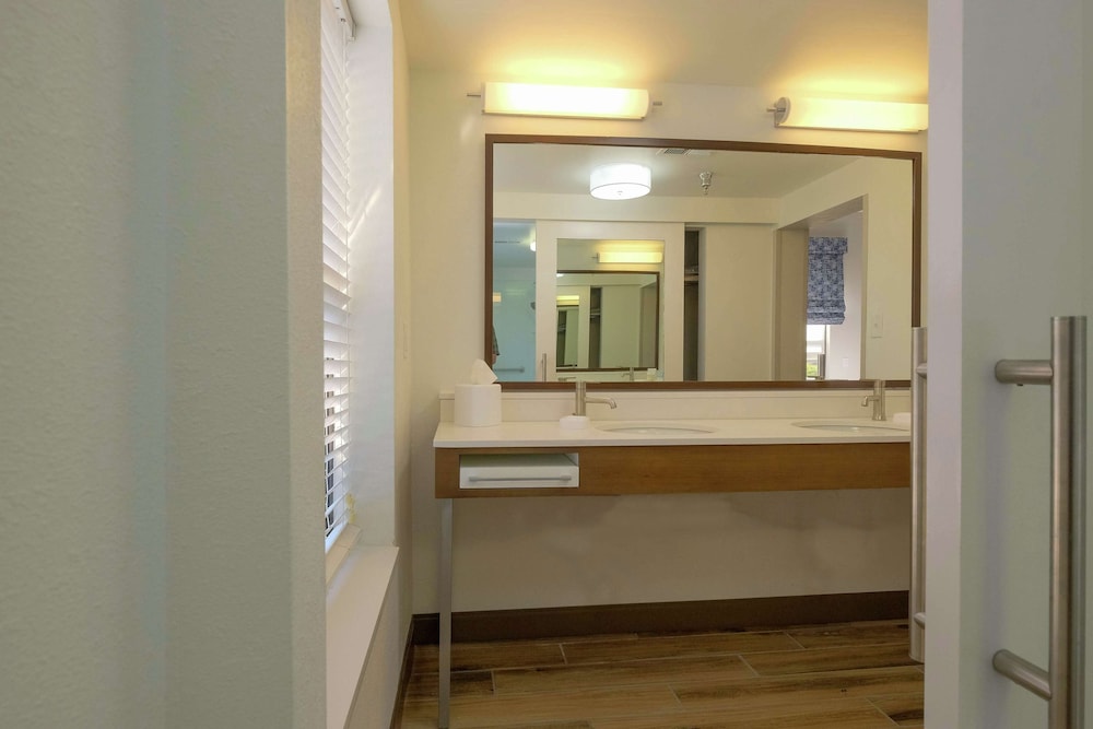 Hampton Inn Edenton - photo 45
