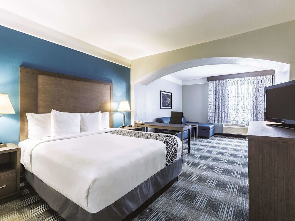 La Quinta Inn & Suites by Wyndham Houston Clear Lake NASA - photo 17