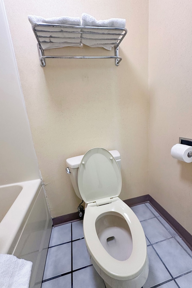 Bonita Lakes Inn by Capital O Meridian I20 - photo 50