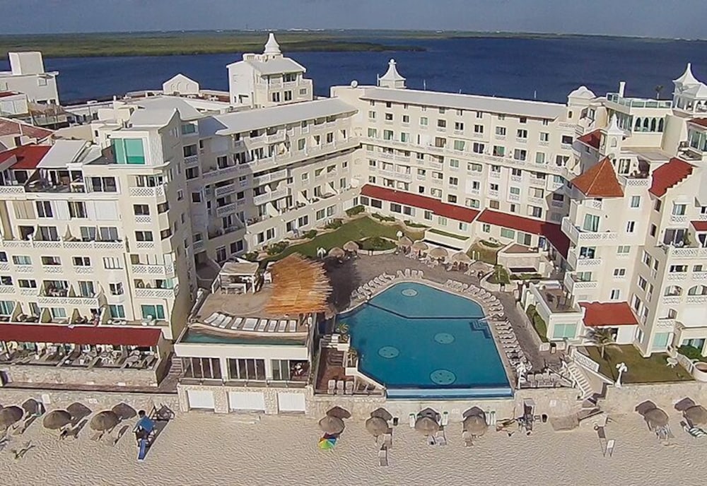 Cancun Plaza Condos — 4-Star Luxury Hotel in Cancun, Mexico