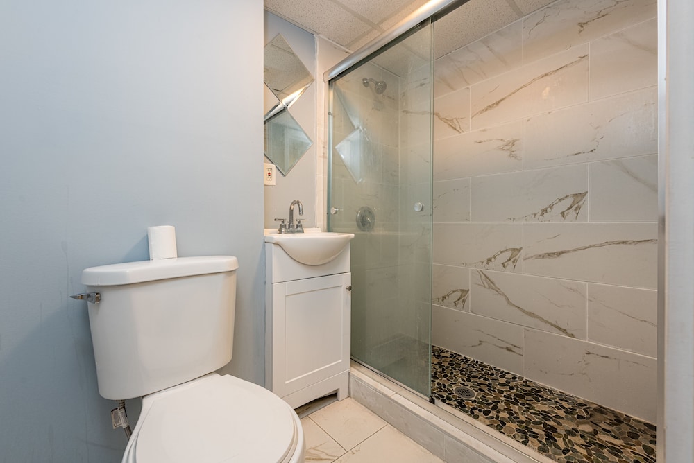 Boardwalk Hotel Charlee & Beach House Rentals - photo 39