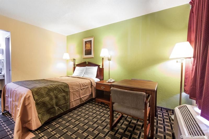 Econo Lodge Cleveland - photo 18