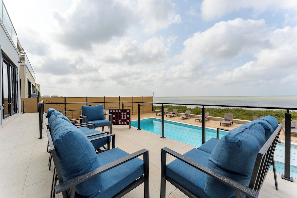 Waterfront Home with Pool Spacious Bay Sleeps 16 — 5-Star Luxury Hotel in Port Isabel, United States