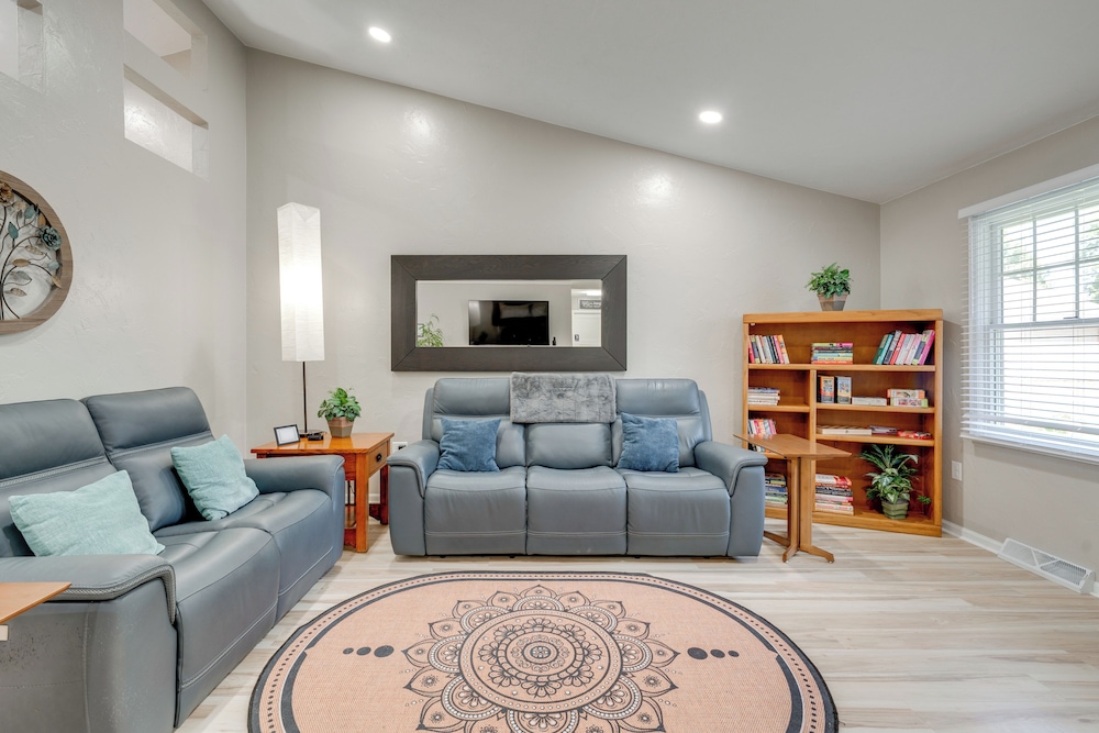 1 Mi to Beach: Dog friendly Condo in Lake Mills — 4-Star Luxury Hotel in Lake Mills, United States