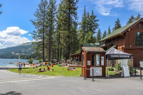 Hillside View Home — 4-Star Luxury Hotel in Truckee, United States