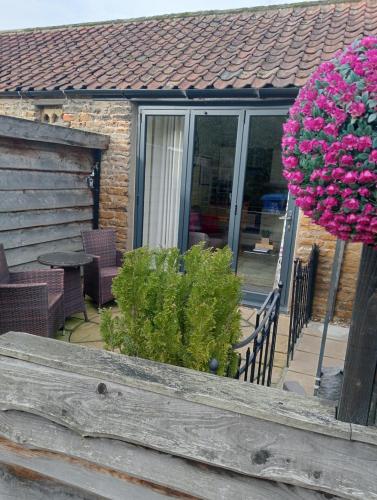 Larch Cottage Ruston with hot tub dogs go free