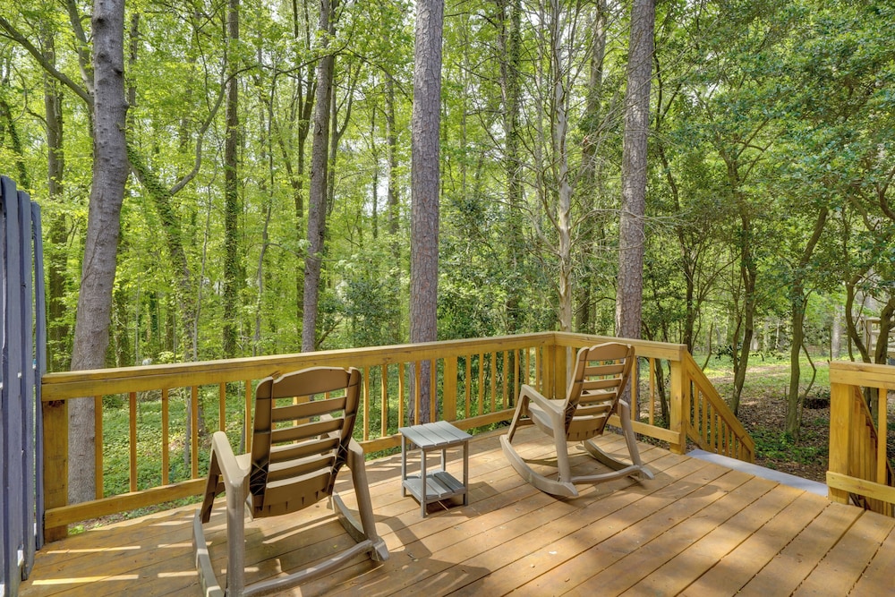 7 Mi to Dtwn Raleigh: Townhome w Deck — 4-Star Luxury Hotel in Raleigh, United States
