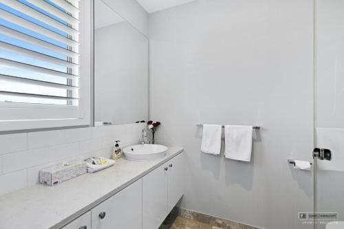New Haven Eiffel Tower Suite — Banksia Beach — photo 3