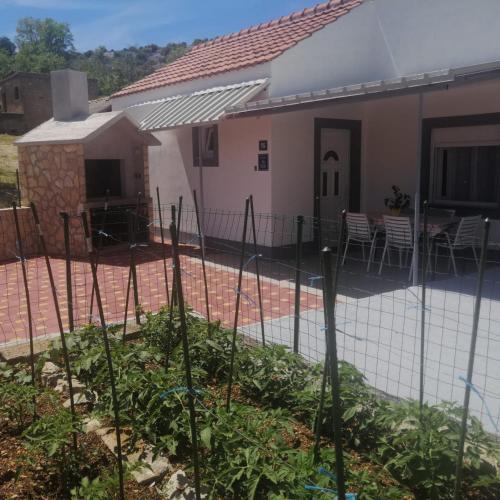 Holiday Home VINKO in rural area of Pirovac for 5 persons — 4-Star Luxury Hotel in Pirovac, Croatia