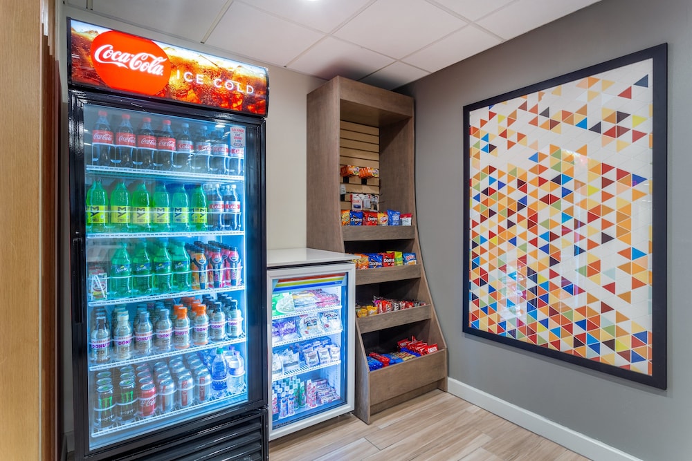Holiday Inn Express & Suites Cedar Falls Waterloo by IHG - photo 23