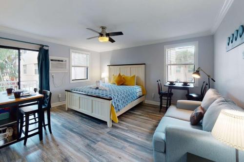 805 Friendly Native Beach Resort - last minute hotel in Saint Pete Beach