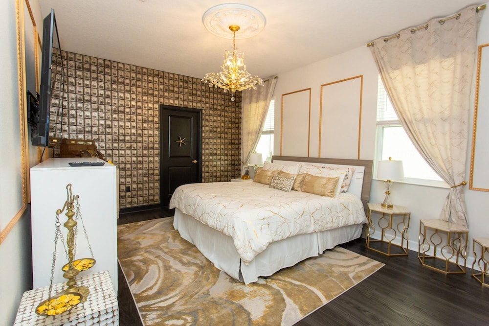 Magical Muggle Mansion Pool & Spa Sleeps 23 - photo 41