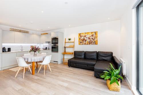 Modern New 2BR wViews & Balcony in Wandsworth — 4-Star Luxury Hotel in London, United Kingdom
