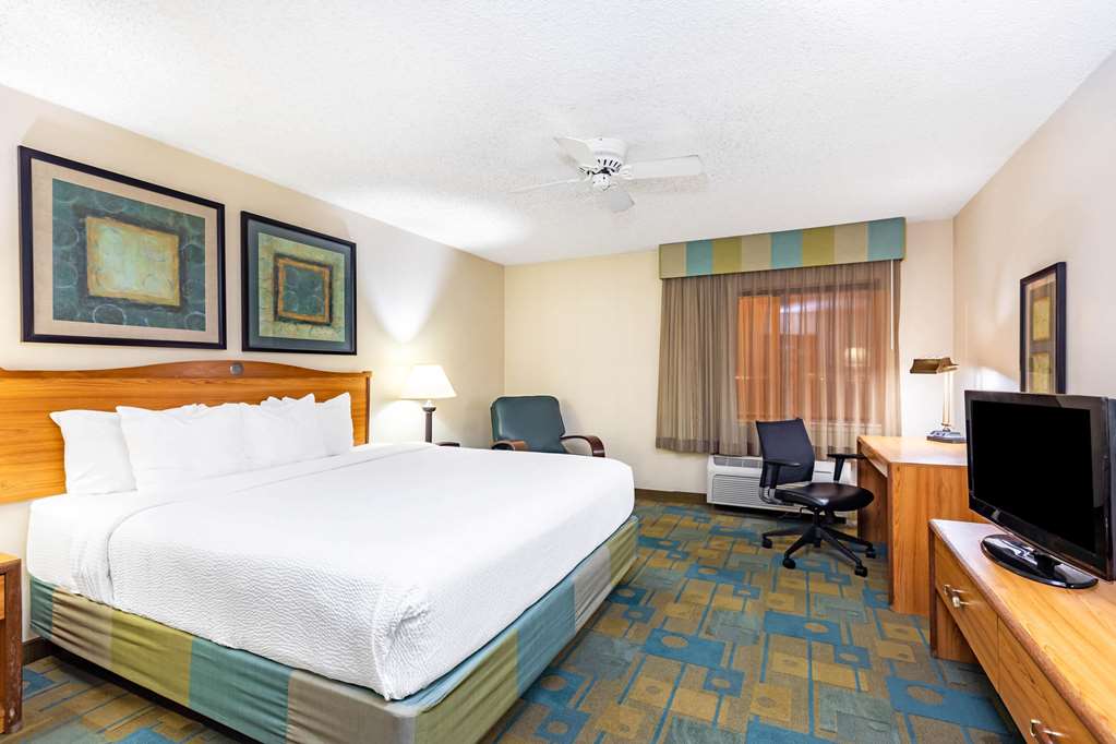 La Quinta Inn & Suites by Wyndham El Paso East - photo 16