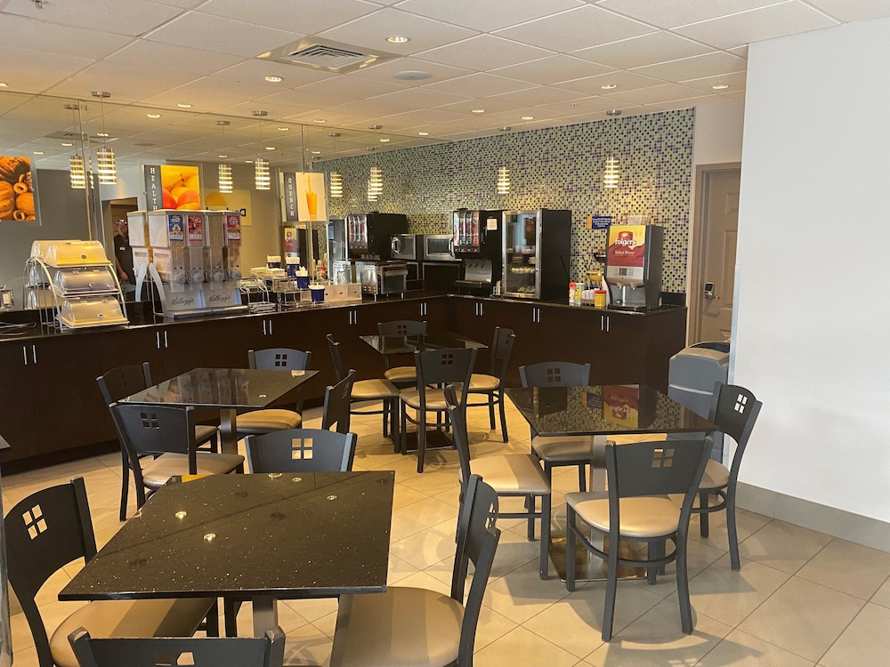 Days Inn & Suites by Wyndham Bonita Springs North Naples - photo 19