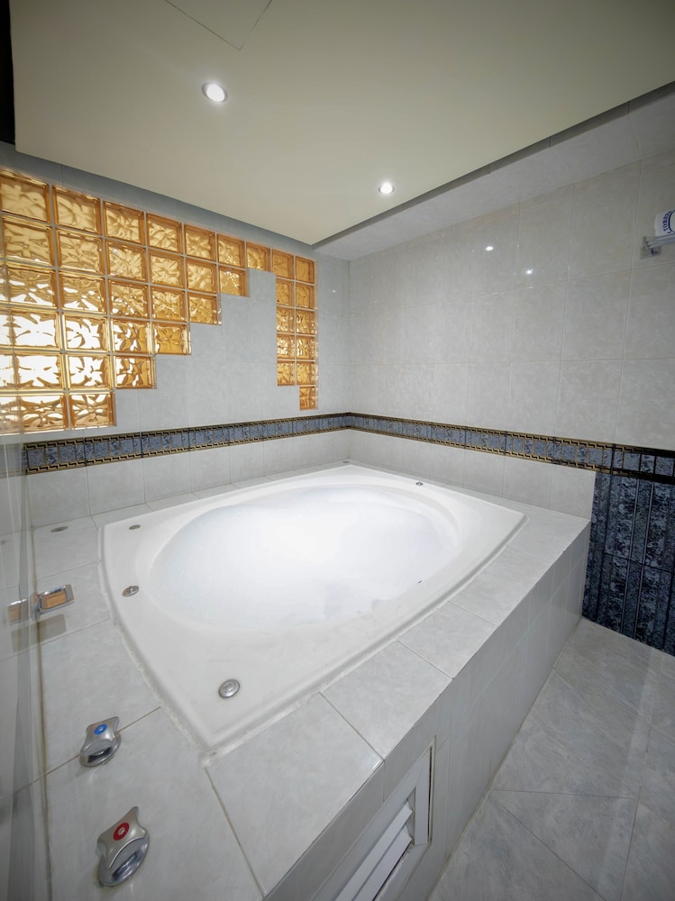 Jetted tub