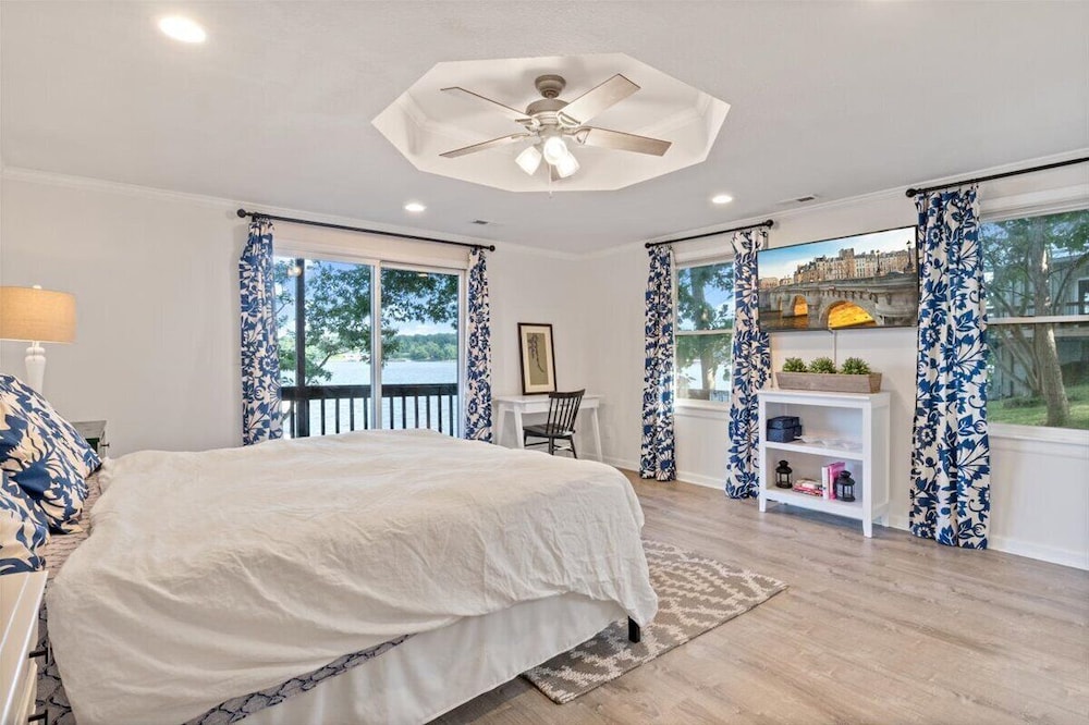 Private Dock Spacious Lakefront Home in Stover — 4-Star Luxury Hotel in Stover, United States