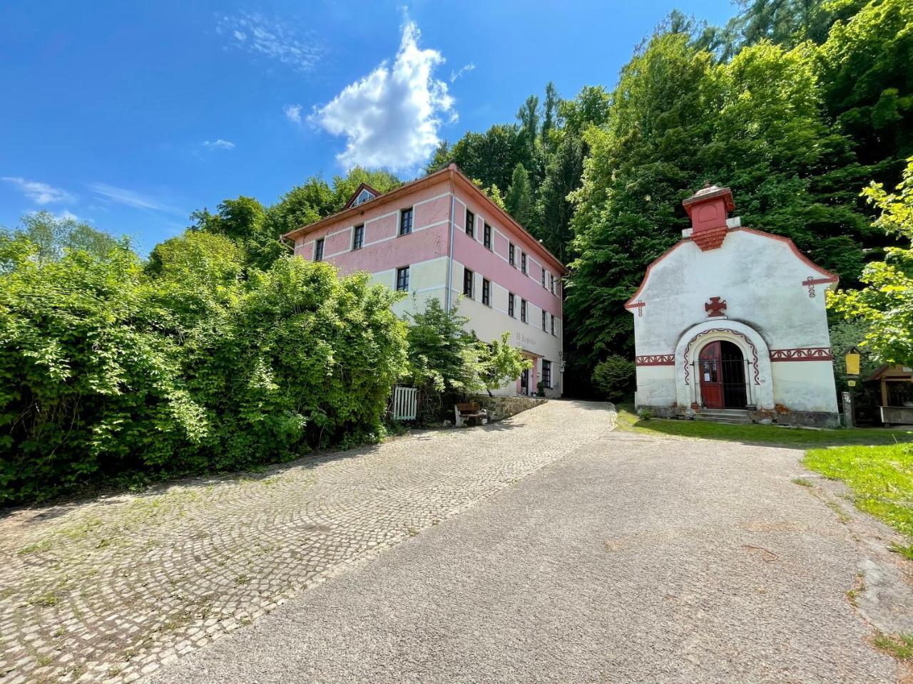Haraburdi Recyclart Hotel — hotel in Kostelec Nad Orlici