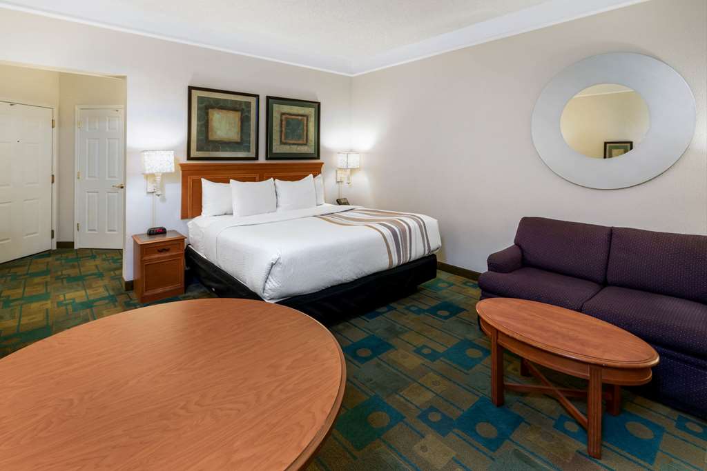 La Quinta Inn & Suites by Wyndham Phoenix West Peoria - photo 21