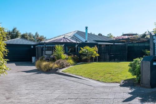 Te Aroha Whare Cozy 3BR Retreat With Garage and BBQ in Taupo, New Zealand