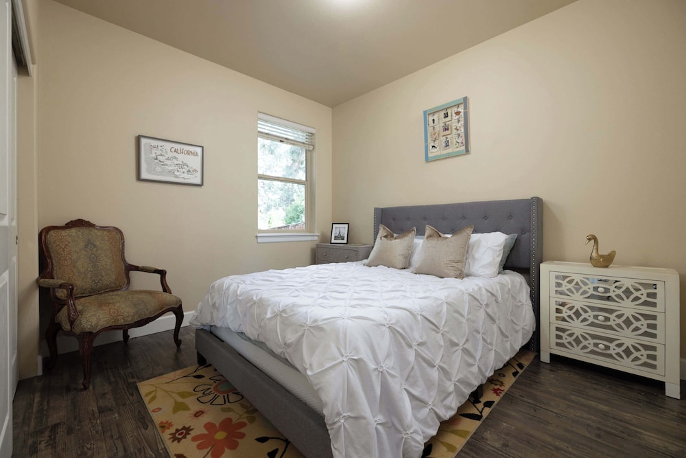 Charming Bend Sanctuary for 6 — Bend — photo 2