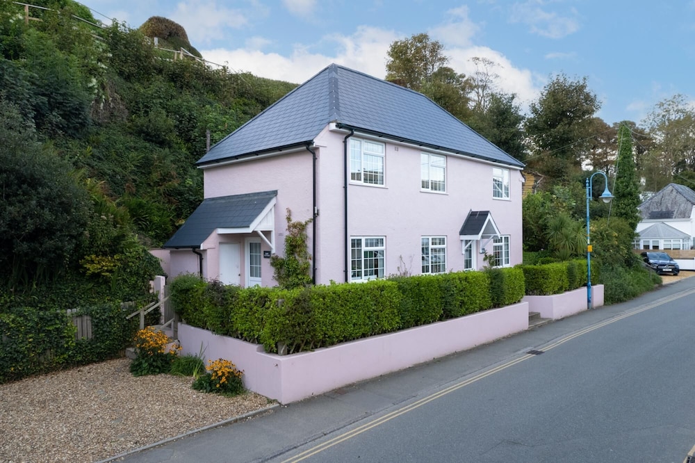 Ruby Cottage Beachside Cottage with Views — 4-Star Luxury Hotel in Saundersfoot, United Kingdom