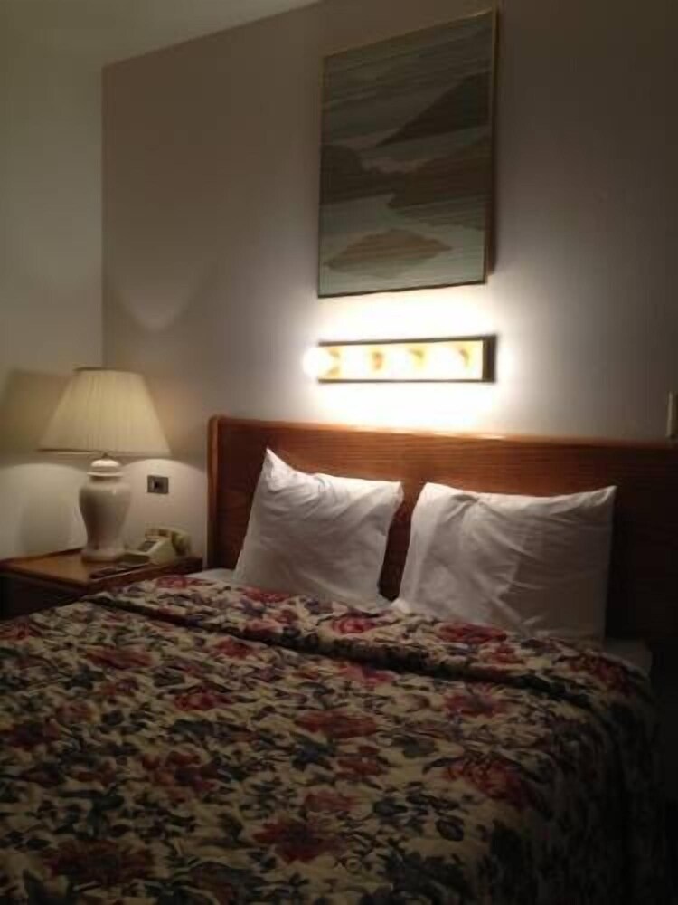 Cozy Cove Beachfront Resort Inn - photo 12