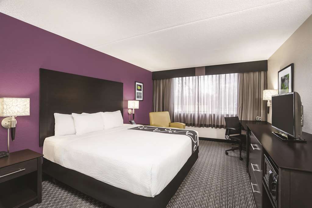 La Quinta Inn & Suites by Wyndham Plantation at SW 6th St - photo 13