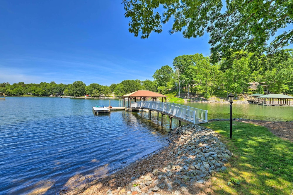 Lake Norman Retreat with Dock about 1 Mi to Marina — 4-Star Luxury Hotel in Mooresville, United States