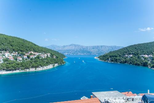 Apartment Paradise Island — 4-Star Luxury Hotel in Pucisca, Croatia