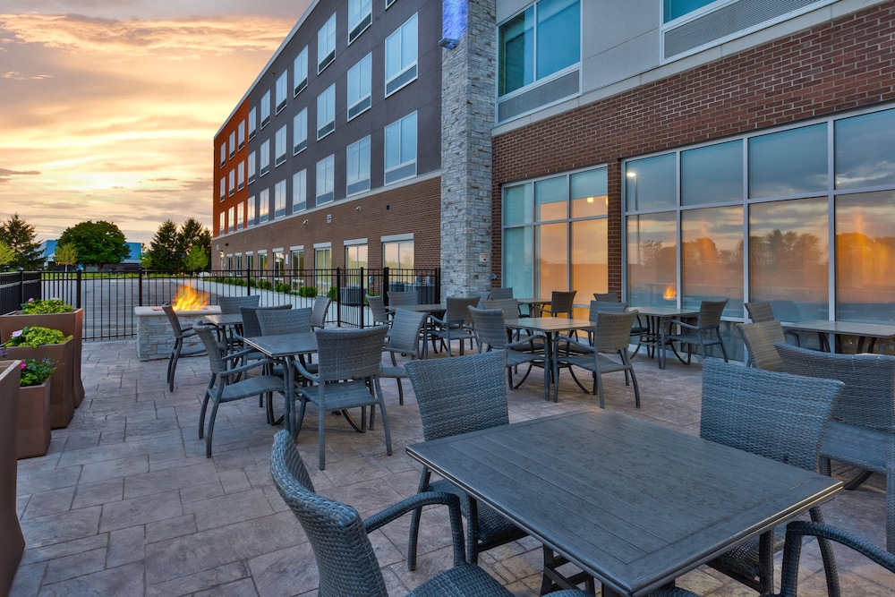 Holiday Inn Express & Suites Grand Rapids Airport South by IHG - photo 26