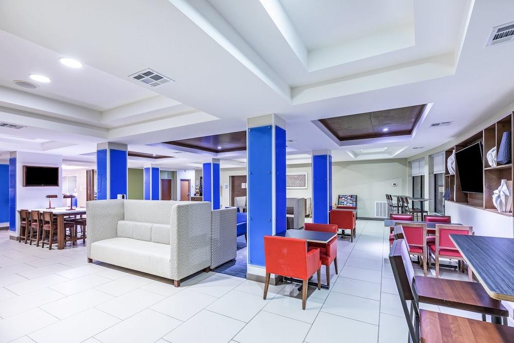 Holiday Inn Express Hotel and Suites Pryor by IHG - photo 38