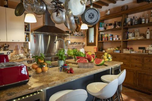Villa with Swimming Pool in San Gimignano — 4-Star Luxury Hotel in San Gimignano, Italy