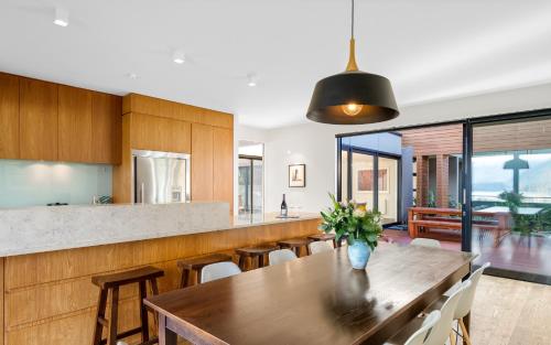 Cedar House by Sotheby's Luxury Rental Homes — 4-Star Luxury Hotel in Wanaka, New Zealand