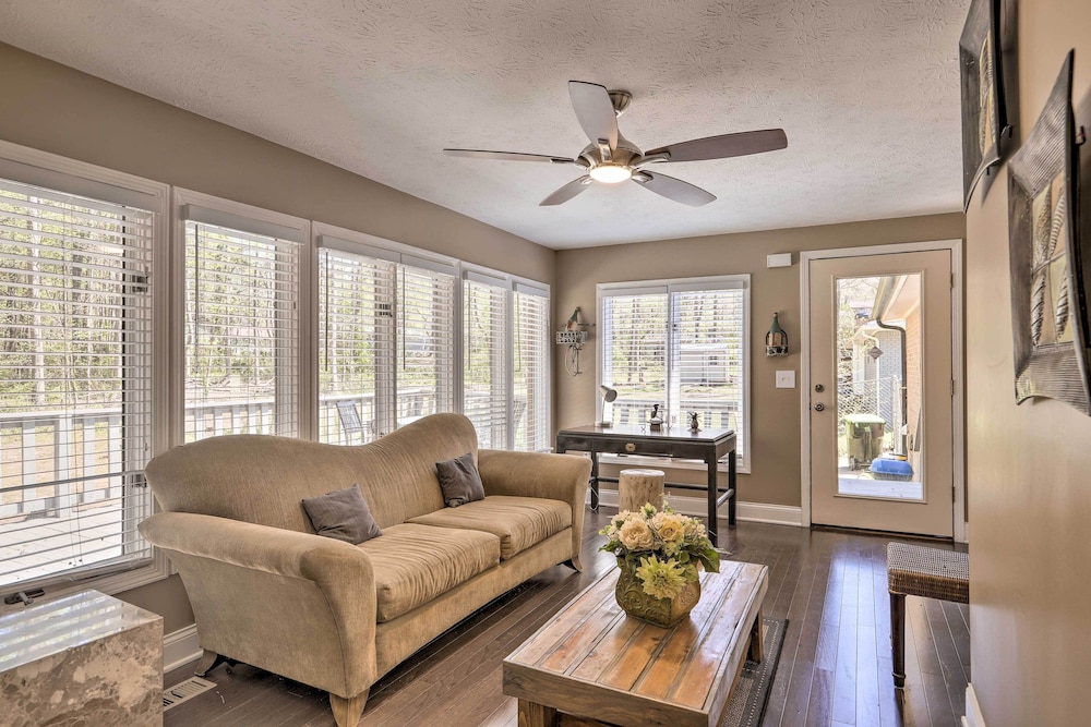 Douglasville Retreat w Deck Dogs Welcome — hotel in Douglasville
