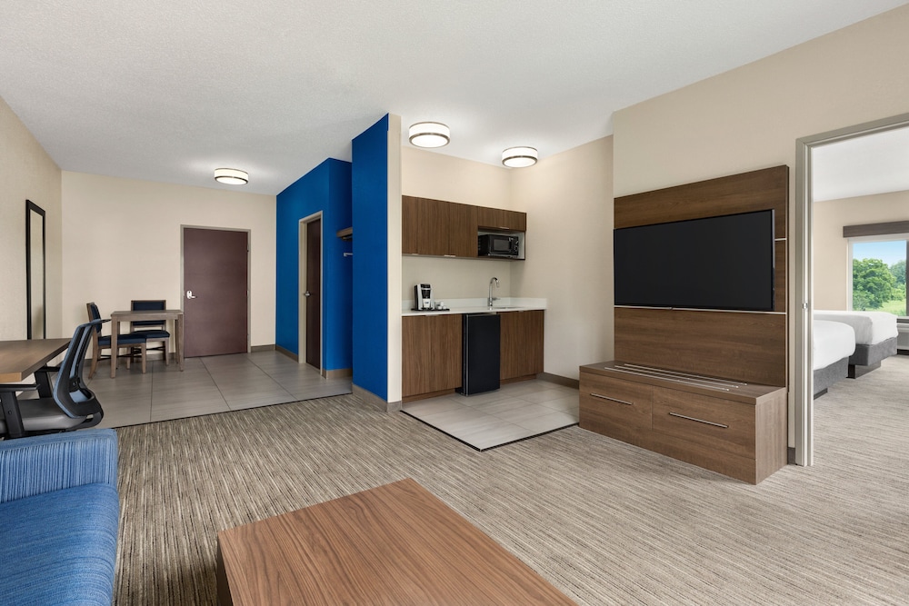 Holiday Inn Express & Suites Akron Regional Airport Area - photo 21