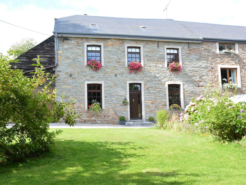 Chic Holiday Home With Garden — 4-Star Luxury Hotel in Vaux-Sur-Sure, Belgium