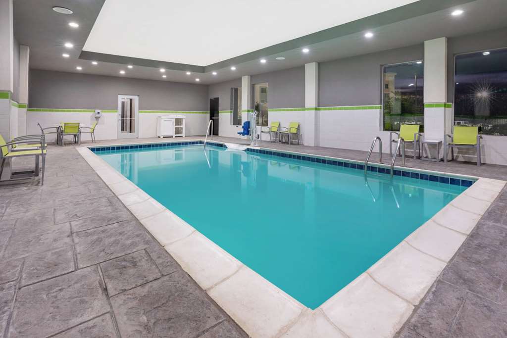 La Quinta Inn & Suites by Wyndham College Station South - photo 19