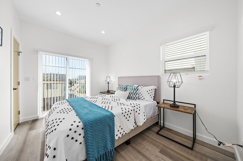 Downtown LA Stylish Bedrooms - photo 4
