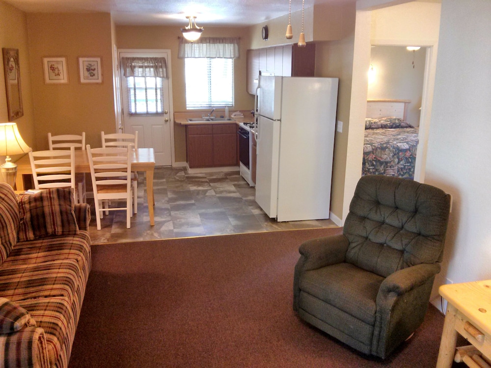 Green Gables Motel & Suites - photo 32