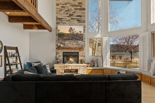 HoneyBear Lodge Lakefront — 4-Star Luxury Hotel in Big Bear Lake, United States