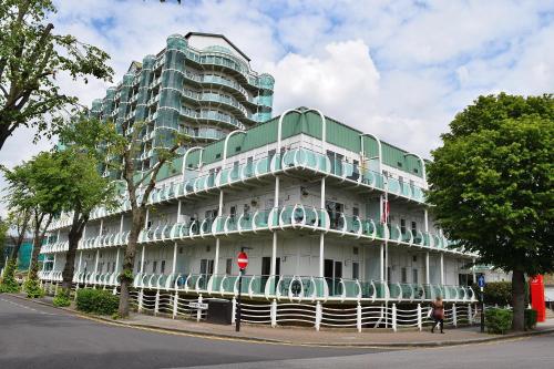 Sunshine Place — 4-Star Luxury Hotel in Enfield Town, United Kingdom