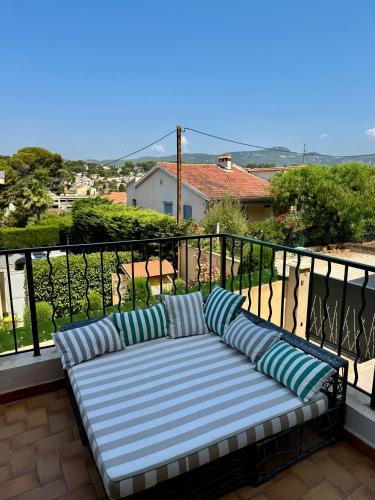 Chic T2 Vue Mer Terrasse Clim & Parking a Sanary in Sanary-Sur-Mer, France