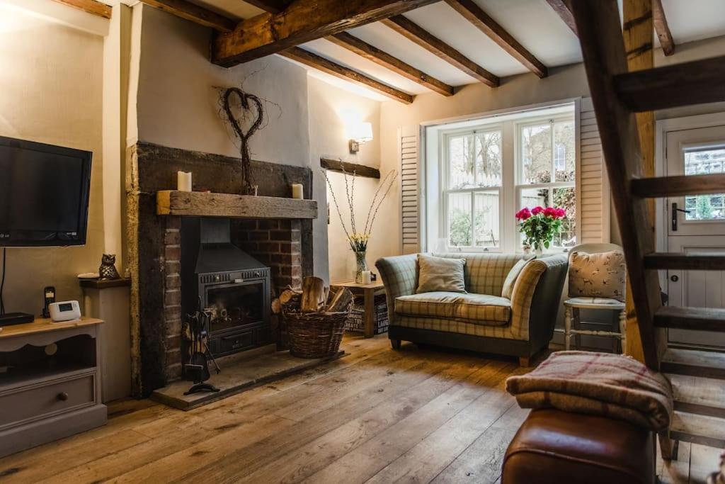 1800 Period Grade 2 Listed Cottage Addingham 20702509 — Addingham