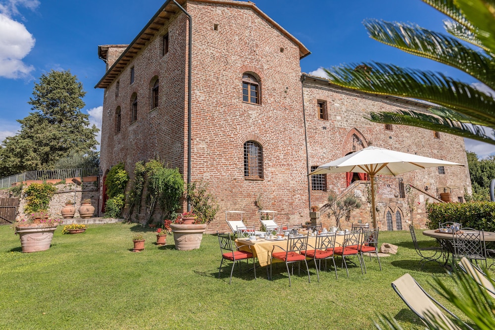 Villa La Cappella — 4-Star Luxury Hotel in Monticiano, Italy