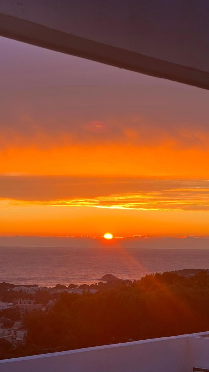 Vue Mer Exceptionnelle Grande Terrasse Et Piscine in Bandol, France